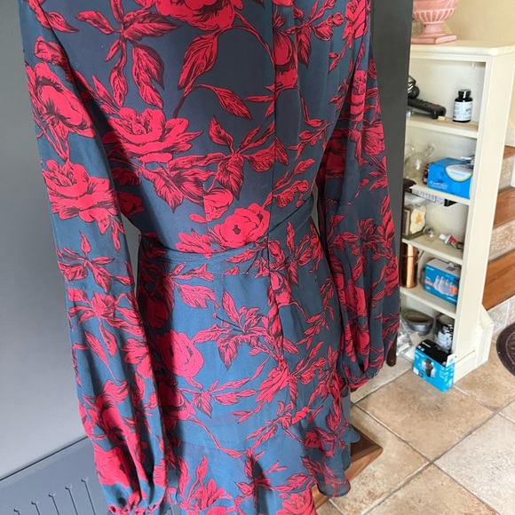 Beautiful dress - Picture 2 of 2